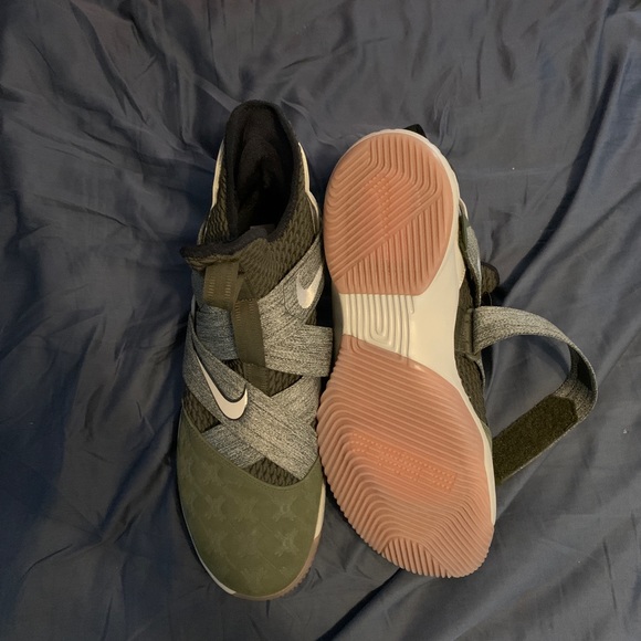 Lebron James basketball shoes - Picture 2 of 3